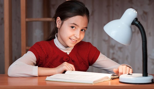 Kinh nghiệm chọn mua đèn học chống cận cho bé cha mẹ cần biết
