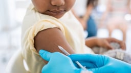 Vì sao các chuyên gia phản đối hướng dẫn tiêm vaccine COVID mới cho trẻ em khỏe mạnh và phụ nữ mang thai