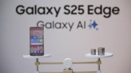 Samsung ra mắt điện thoại mỏng nhất lịch sử để chạy đua với Apple