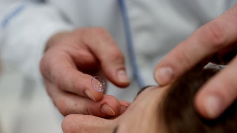 Kính áp tròng công nghệ nano giúp con người nhìn trong bóng tối, kể cả khi nhắm mắt
