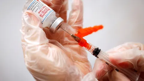 FDA cảnh báo nguy cơ về tim mạch liên quan đến vắc-xin COVID-19 của Pfizer và Moderna