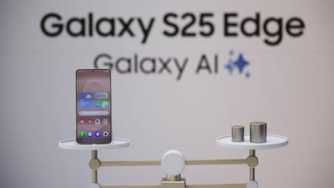 Samsung ra mắt điện thoại mỏng nhất lịch sử để chạy đua với Apple