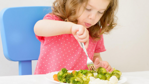 Thời điểm thích hợp để trẻ bắt đầu ăn rau sống