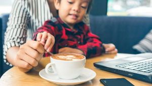 6 lý do bố mẹ không nên cho trẻ uống cà phê