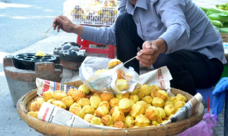 Thơm lừng bánh thuẫn “vàng ươm” giữa phố biển Nha Trang, khách còn đặt số lượng lớn gửi đi nước ngoài vì quá ngon