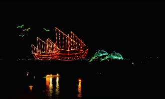 Mãn nhãn trước công nghệ drone light “vẽ” hình ánh sáng trên bầu trời đêm trong lễ khai mạc Festival Biển Nha Trang 2023