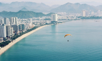 Vui hè “cực đã” với hoạt động bay dù lượn trên cao ở Nha Trang