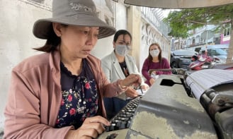 Người đánh máy chữ cuối cùng tại Nha Trang: 3 đời gắn bó với nghề, làm việc bằng cả cái tâm