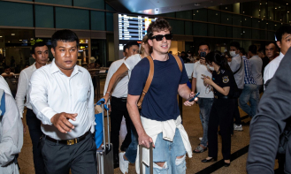Charlie Puth đổ bộ sân bay Cam Ranh nửa đêm, được hộ tống bằng dàn xe VF9