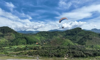 Mê ly trải nghiệm bay dù lượn, khinh khí cầu tại Khánh Sơn, Khánh Hòa