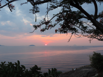 Về Nha Trang nằm dài trên bãi biển, thả hồn mình theo sự êm ả của mây trời