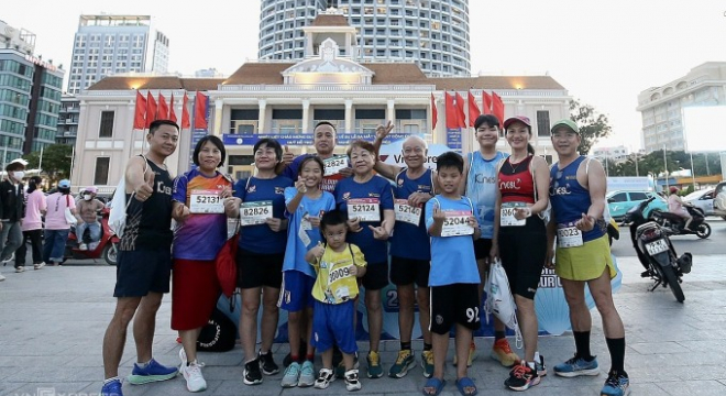 11 thành viên trong một gia đình cùng chạy VnExpress Marathon Nha Trang