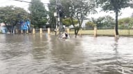 Mưa 30 phút, phố biến thành sông, người dân lội bì bõm giữa trung tâm phía Tây Quảng Ngãi 