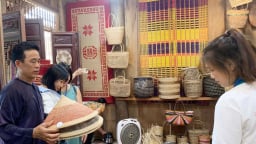 Những mũi thêu tay 'Made in Vietnam' giá 20 triệu đồng chinh phục đại gia Dubai, khách châu Âu xếp hàng đặt mua