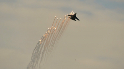 Cận cảnh màn thả bẫy nhiệt 'rực cháy' của tiêm kích Su-30MK2 trong Tổng duyệt A80 khiến người dân phấn khích