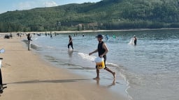 Quảng Trị gọi mùa ruốc về: 'Hồng' cả bãi biển, 'ấm' cả túi tiền ngư dân Phú Trạch