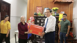 Chủ tịch Quốc hội thăm, tặng quà các gia đình chính sách tại thành phố Cần Thơ