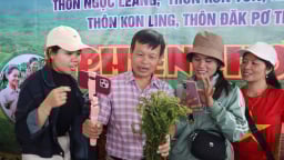 Bất ngờ Chủ tịch xã miền núi ở Quảng Ngãi hào hứng cùng người dân livestream bán hàng