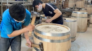 Thùng ngâm rượu gỗ sồi ở làng nghề trống Đọi Tam hút hàng dịp Tết