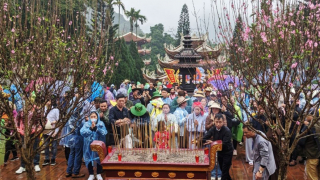 Du khách đội mưa khai hội chùa Hương