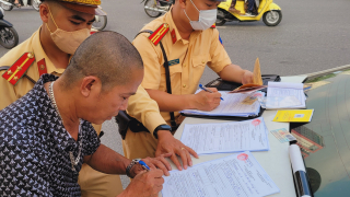 Hà Nội: Đội Cảnh sát giao thông số 6 ra quân xử lý các trường hợp vi phạm dừng đỗ xe khách