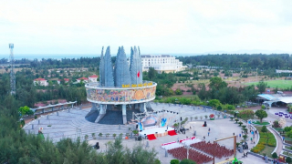 Chiêm ngưỡng bức tranh gốm sứ khổng lồ trên \'Vương miện mẹ Âu Cơ\' tại Sa Vĩ 