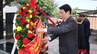Chủ tịch nước Lương Cường đặt vòng hoa tưởng niệm Chủ tịch Hồ Chí Minh tại Chile