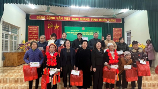 Tạp chí Nông thôn mới trao tặng quà “Chung tay vì người nghèo- không ai bị bỏ lại phía sau” tại Tuyên Quang