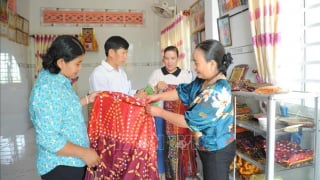 Hướng đi mới cho nghề dệt thổ cẩm của đồng bào Khmer An Giang