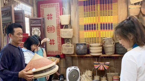 Những mũi thêu tay 'Made in Vietnam' giá 20 triệu đồng chinh phục đại gia Dubai, khách châu Âu xếp hàng đặt mua