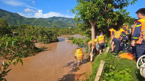 Xúc động hình ảnh chiến sĩ công an giải cứu thành công 6 người dân mắc kẹt giữa dòng lũ