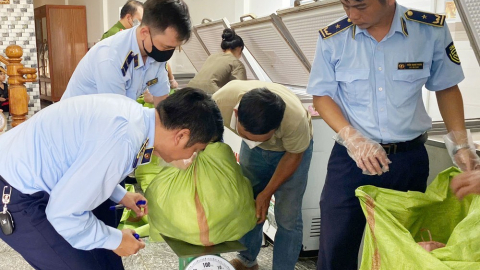 Rợn người đột kích 2 cơ sở kinh doanh, phát hiện hàng tấn thịt mỡ bốc mùi nồng nặc