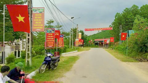 Nông dân Thanh Hóa 'hiện thực hóa' Nghị quyết bằng những con đường cờ, tuyến đường hoa