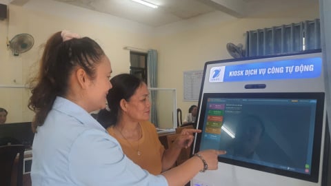 Đà Nẵng: Người dân 'xúc động' vì giải quyết xong sổ đỏ chỉ trong 10 phút tại trung tâm hành chính xã