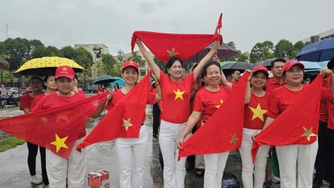 Thanh Hóa: Bất chấp mưa lớn, gần 32.000 người nhuộm đỏ Quảng trường Lam Sơn trong ngày hội đi bộ