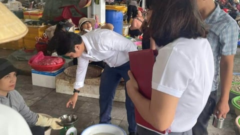 Phát hiện một số tiểu thương tại chợ Đồng Hới cân gian