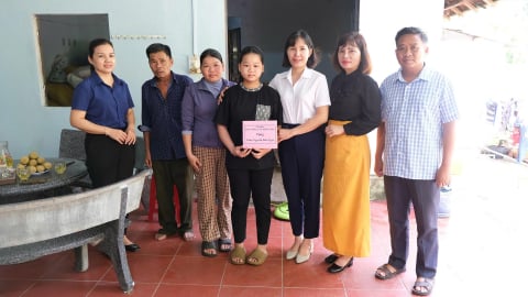 Hội Nông dân thành phố Đà Nẵng thăm và tặng quà cho con nuôi của hội