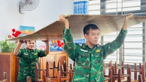 Hình ảnh xúc động: Bộ đội dầm mưa giúp dân Đà Nẵng chằng chống nhà cửa trước bão