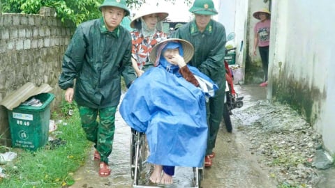 Bão số 5: Giữa thiên tai, hiểm nguy, tình người tỏa sáng