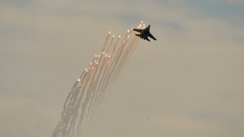 Cận cảnh màn thả bẫy nhiệt 'rực cháy' của tiêm kích Su-30MK2 trong Tổng duyệt A80 khiến người dân phấn khích