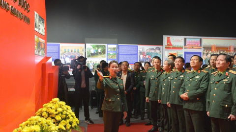 Khai mạc triển lãm \'80 năm vững bước dưới cờ Đảng quang vinh\'