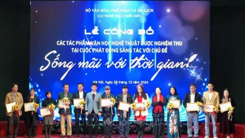 Công bố 35 tác phẩm văn học nghệ thuật xuất sắc về chủ đề \'Sống mãi với thời gian\'