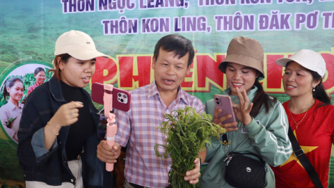 Bất ngờ Chủ tịch xã miền núi ở Quảng Ngãi hào hứng cùng người dân livestream bán hàng