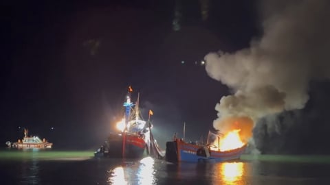 Lực lượng biên phòng trắng đêm dập lửa cứu tàu cá của ngư dân ở Quảng Ngãi