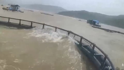 Khoảnh khắc bão số 5 vào vùng biển Quảng Trị, đánh trôi nhiều lồng bè nuôi cá