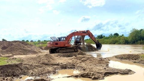 Chính quyền xã kiến nghị cho dừng hoạt động đối với chủ mỏ cát khai thác ẩu