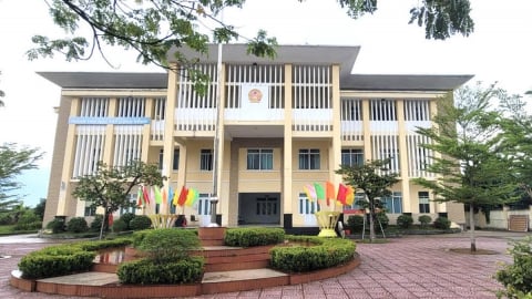 Quảng Ngãi: Doanh nghiệp xây trụ sở xã khang trang, sau gần 5 năm phải vác đơn đi kiện đòi nợ
