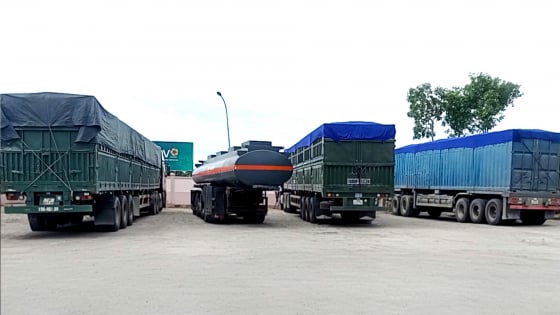 Kinh hoàng 3 xe đầu kéo chở cát quá tải gần 300% bị CSGT bắt giữ trong đêm 