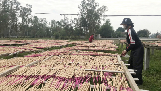 Làng nghề hương thẻ Tây Lân tất bật vào Tết