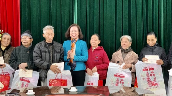 Hội Nông dân Việt Nam trao tặng quà Tết Ất Tỵ cho nông dân nghèo tại Nam Định